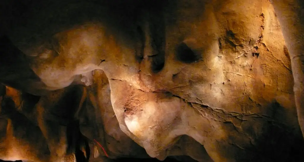 1920x1024-caverne-pont-d-arc-grotte-4