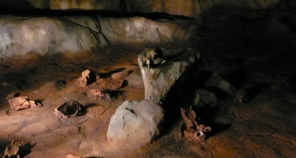 1920x1024-caverne-pont-d-arc-grotte-6