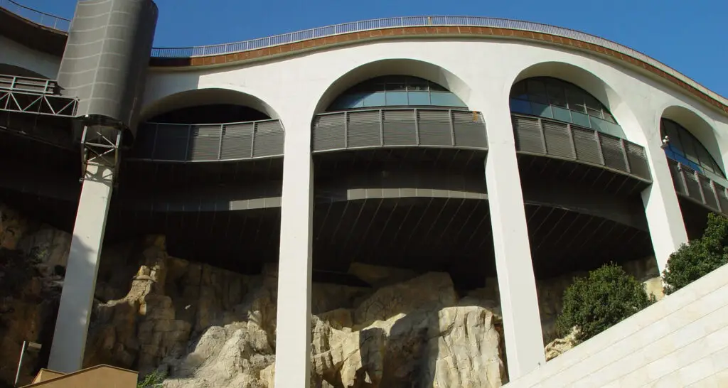 1920x1024-gare-de-monaco-01