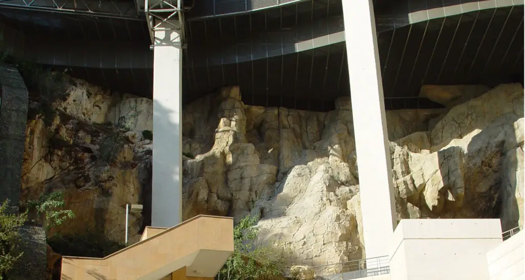 1920x1024-gare-de-monaco-02