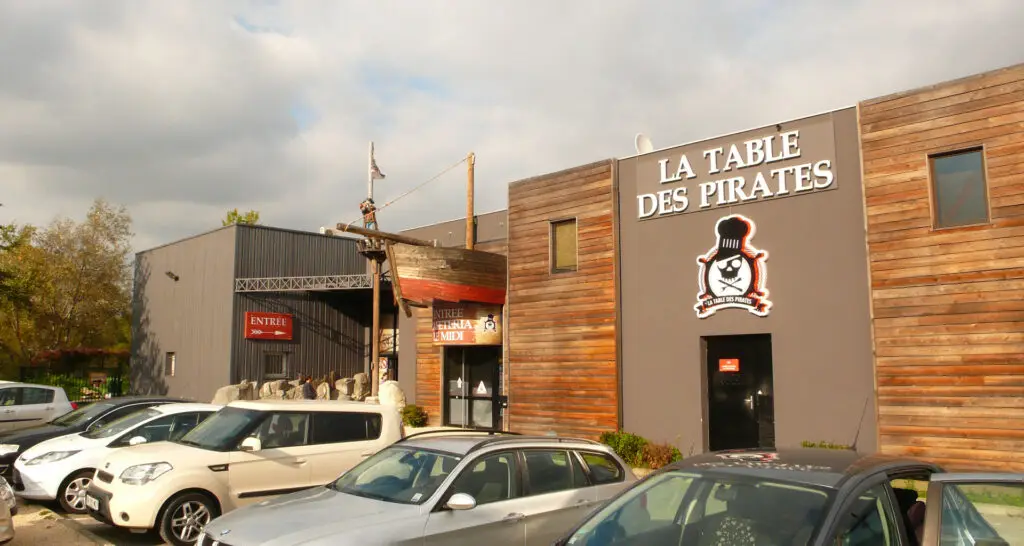 1920x1024-parc-indoor-table-des-pirates-01