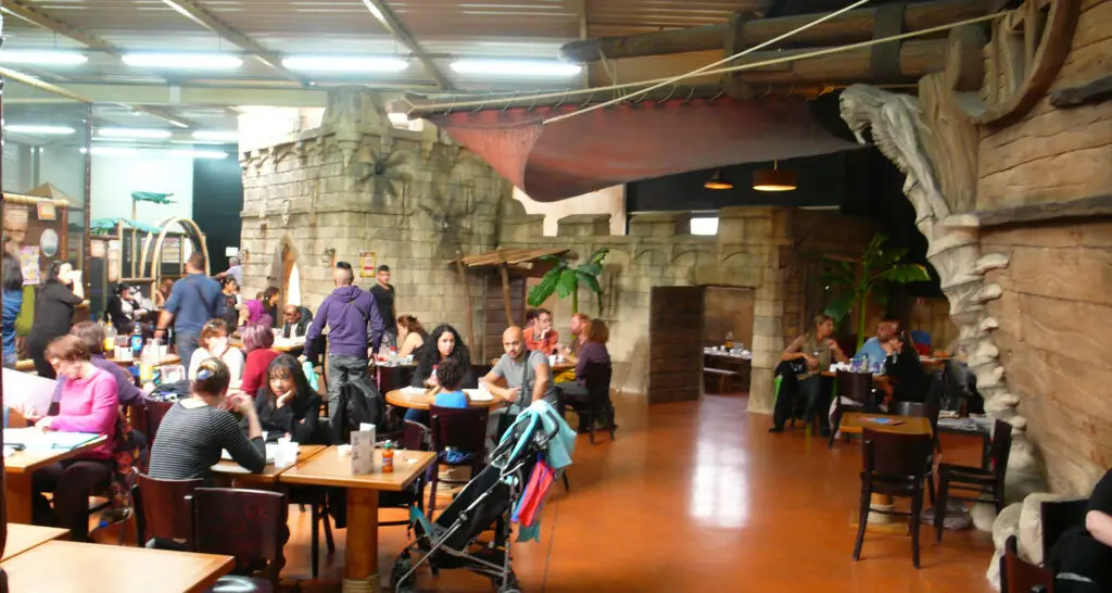 1920x1024-parc-indoor-table-des-pirates-05