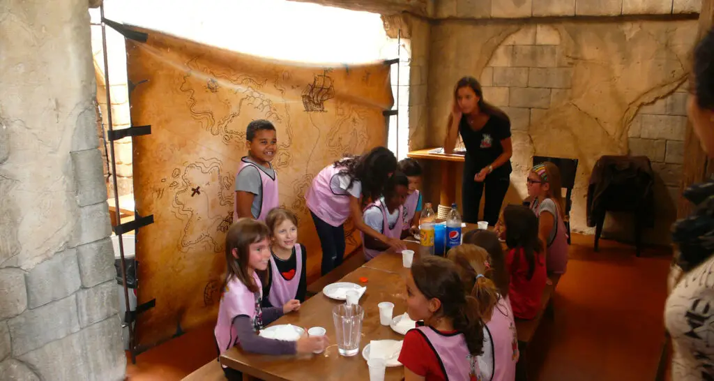 1920x1024-parc-indoor-table-des-pirates-07