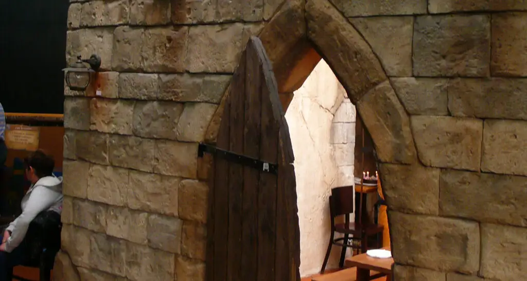 1920x1024-parc-indoor-table-des-pirates-10