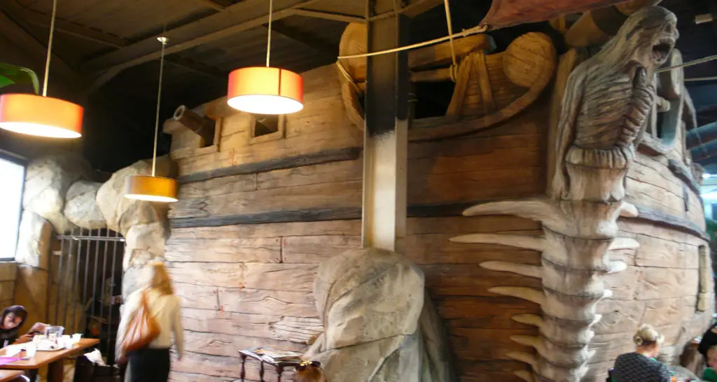 1920x1024-parc-indoor-table-des-pirates-12