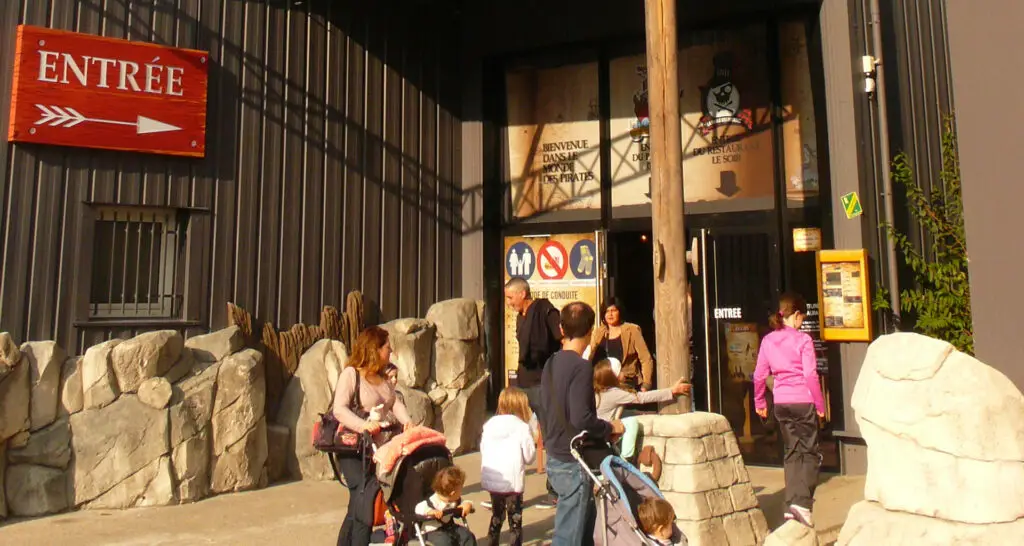 1920x1024-parc-indoor-table-des-pirates-2