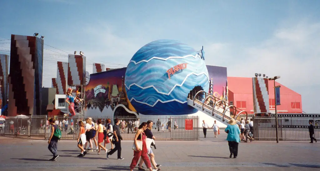 1920x1024-restaurant-planet-hollywood-02