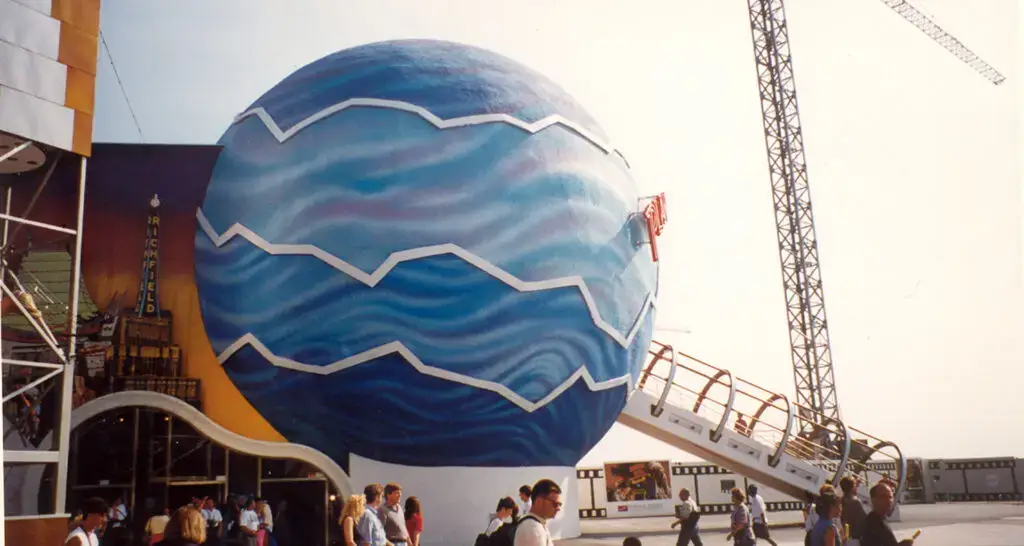 1920x1024-restaurant-planet-hollywood-03